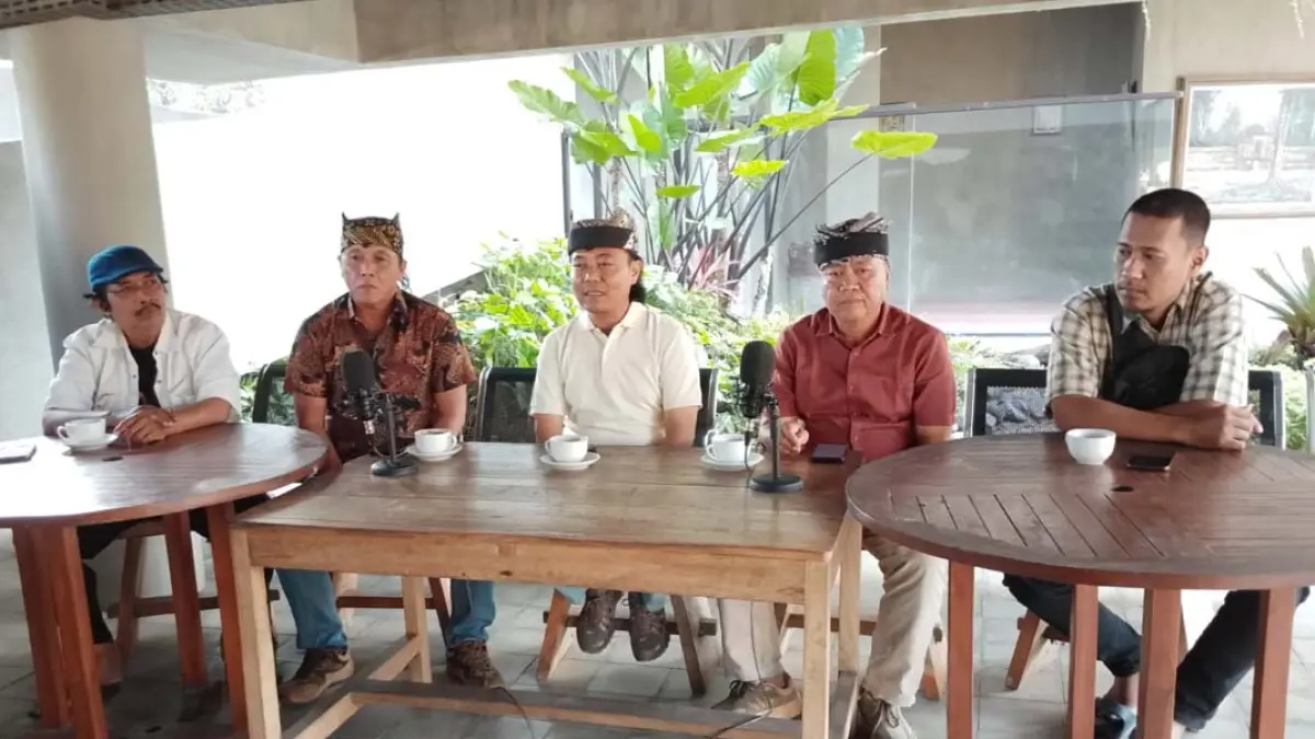 PODCAST: Ketua DKB Hasan Basri, Ketua Dewan Pengarah DKB Samsudin Adlawi, budayawan KRT Ilham Triadi Nagoro, sejarawan muda Minhajul Qowim, dan Humas Ikawangi Penajam Paser Utara Roni Andreanto membahas pembangunan Kampung Oseng IKN, Senin (13/7). (Sigit Hariyadi/Radar Banyuwangi)