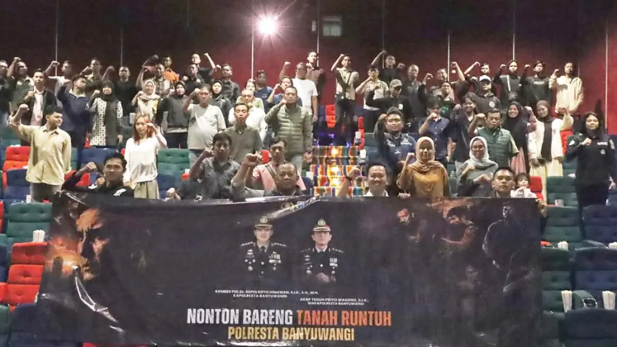 Anggota Polresta Banyuwangi bersama sejumlah mahasiswa saat menonton film Tanah Runtuh di gedung bioskop NEC Banyuwangi, Jumat (10/7). (Humas Polresta Banyuwangi)