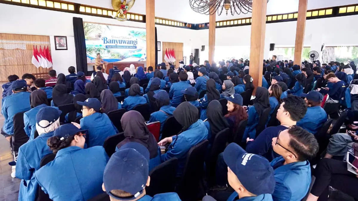 Asisten Pemerintahan dan Kesra Pemkab Banyuwangi M Yanuarto Bramuda menyampaikan sambutan pada prosesi pelepasan 210 mahasiswa Unair yang akan menjalani KKN di Banyuwangi, Minggu (13/7). (Humas Pemkab Banyuwangi)