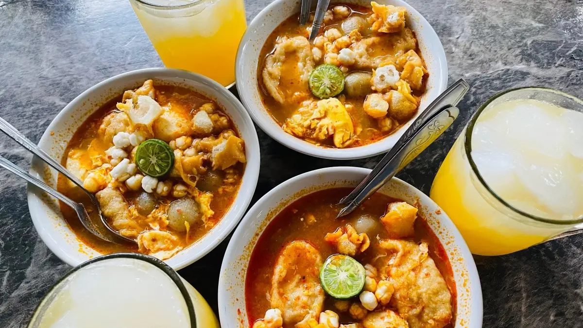 Bakso aci tetap bertahan sebagai kuliner favorit di tengah tren makanan kekinian. (Desi untuk Radar Banyuwangi)