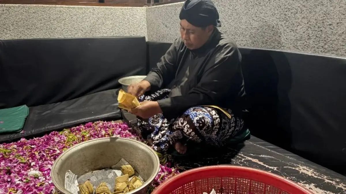 TRADISI : Dalam tradisi masyarakat sekitar Sekar Layon dibawa pulang sebagai oleh-oleh para peziarah.(Instagram:@pesareangunungkawi)