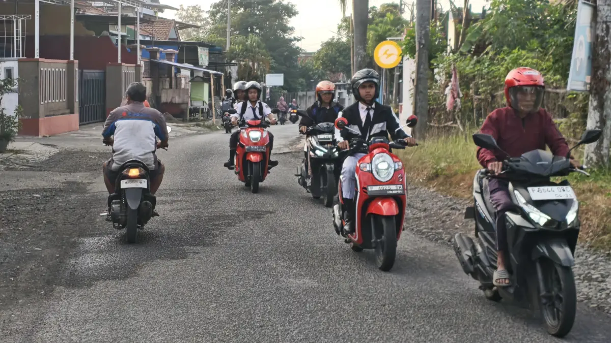 Hari pertama masuk sekolah di Banyuwangi membuat arus lalu lintas ramai sejak pukul 06.00 WIB. (Lugas Rumpakaadi/Radar Banyuwangi)