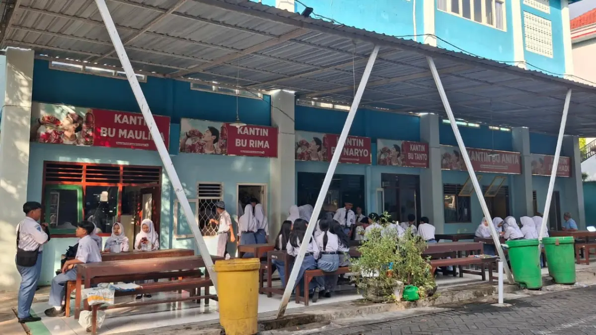 Kantin SMKN 1 Banyuwangi dipadati siswa pada hari pertama masuk sekolah tahun ajaran 2026/2027. (Rizkia untuk Radar Banyuwangi)