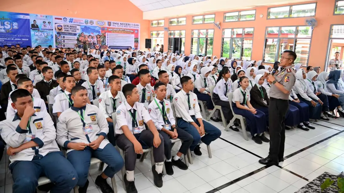 Kepala BNNK Banyuwangi Kombespol Rachmat Kurniawan menyampaikan sosialisasi tentang bahaya penyelahgunaan narkoba kepada siswa baru SMAN 1 Giri, Senin (13/7). (Ramada Kusuma/Radar Banyuwangi)