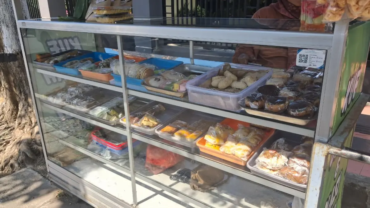 Lapak kue basah tradisional di Banyuwangi tetap dipadati pembeli setiap pagi. (Mayang untuk Radar Banyuwangi)