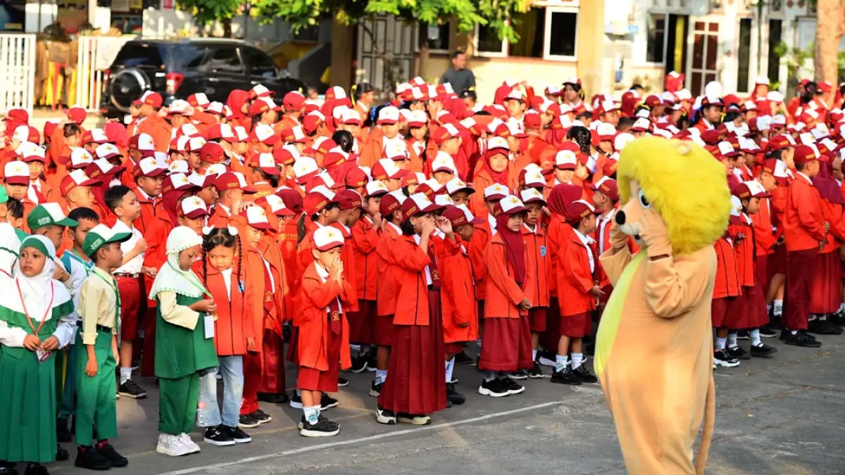 MERIAH: Badut didatangkan untuk menghibur anak-anak pada hari pertama masuk sekolah di SDN Kepatihan, Senin (13/7). (Ramada Kusuma/Radar Banyuwangi)