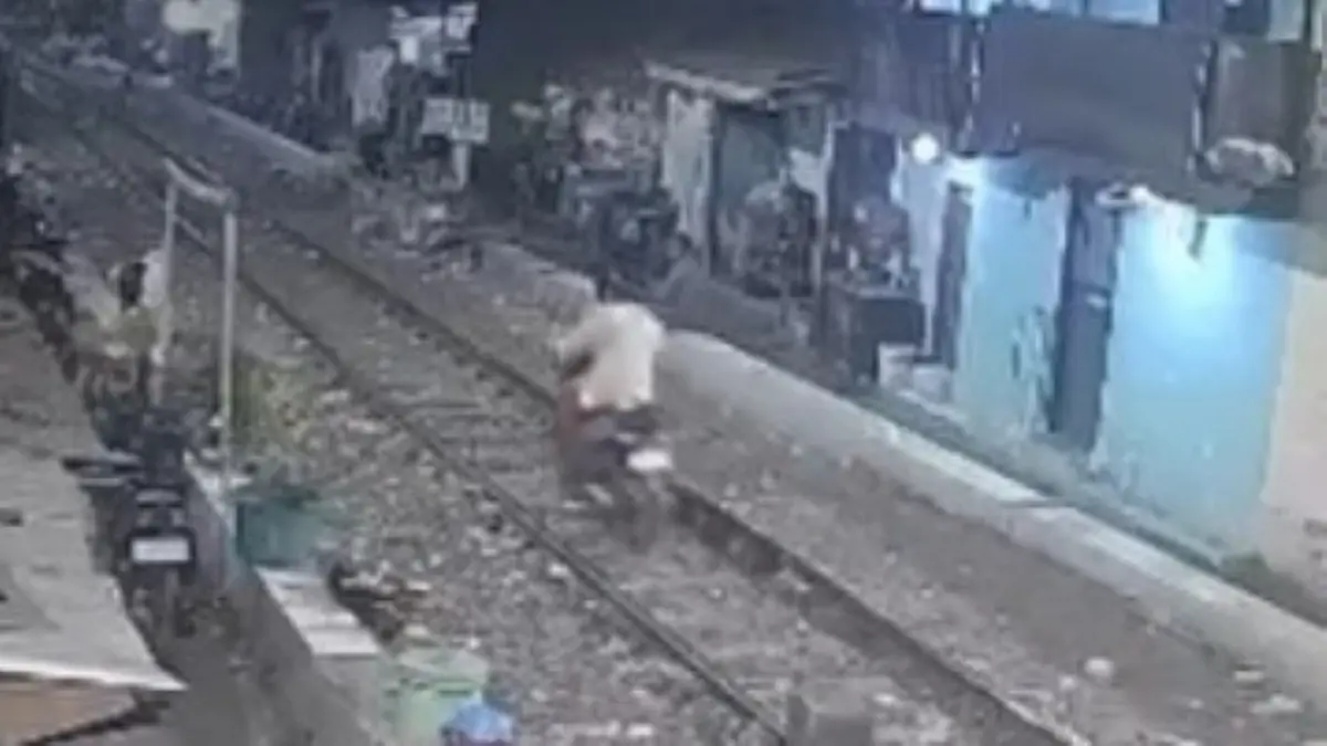 Pengendara motor nekat melintas di jalur rel di Jalan Sidotopo Lor Surabaya terekam CCTV. (Istimewa)