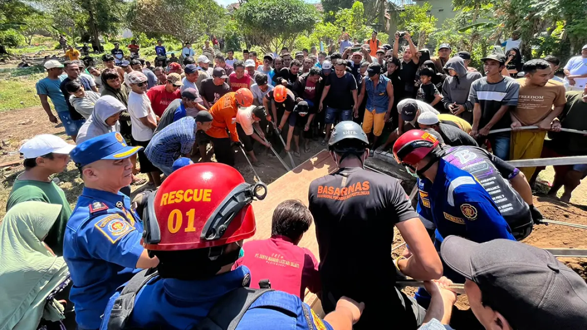Proses pemakaman pria berbobot 200 pakai alat khusus. (Ramada Kusuma/Radar Banyuwangi)