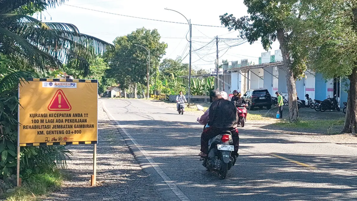 Rambu peringatan perbaikan jembatan sudah terpasang di Jalan Nasional Desa/Kecamatan Gambiran, Senin (13/7). (Zamrozi Wahyu/Radar Banyuwangi)