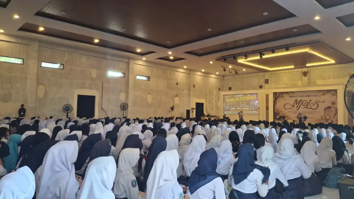 Ratusan peserta didik baru SMKN 1 Banyuwangi mengikuti hari pertama MPLS. (Rizkia untuk Radar Banyuwangi)