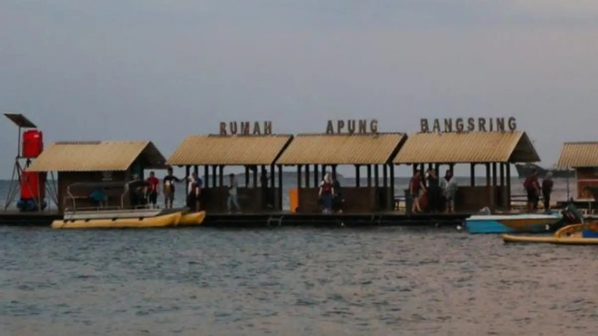 Rumah Apung Bangsring di Banyuwangi tetap menjadi destinasi wisata favorit. (Pinterest/Osing Studio)