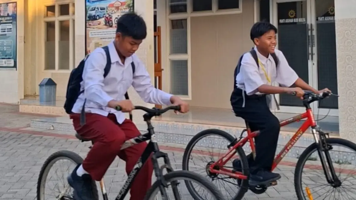 Semangat MPLS terpancar dari anak-anak Panti Asuhan Budi Mulya Banyuwangi yang berangkat ke sekolah dengan mengayuh sepeda bersama. (Mayang untuk Radar Banyuwangi)