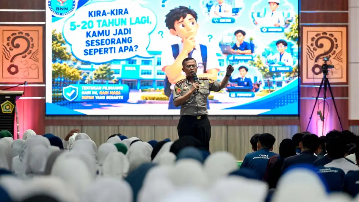 SENIOR-JUNIOR: Kepala BNNK Kombespol Rachmat Kurniawan mengingatkan adik-adik tingkatnya di MAN 1 Banyuwangi tentang bahaya dan beragam dampak negatif penyalahgunaan narkoba, Senin (13/7). (Ramada Kusuma/Radar Banyuwangi)
