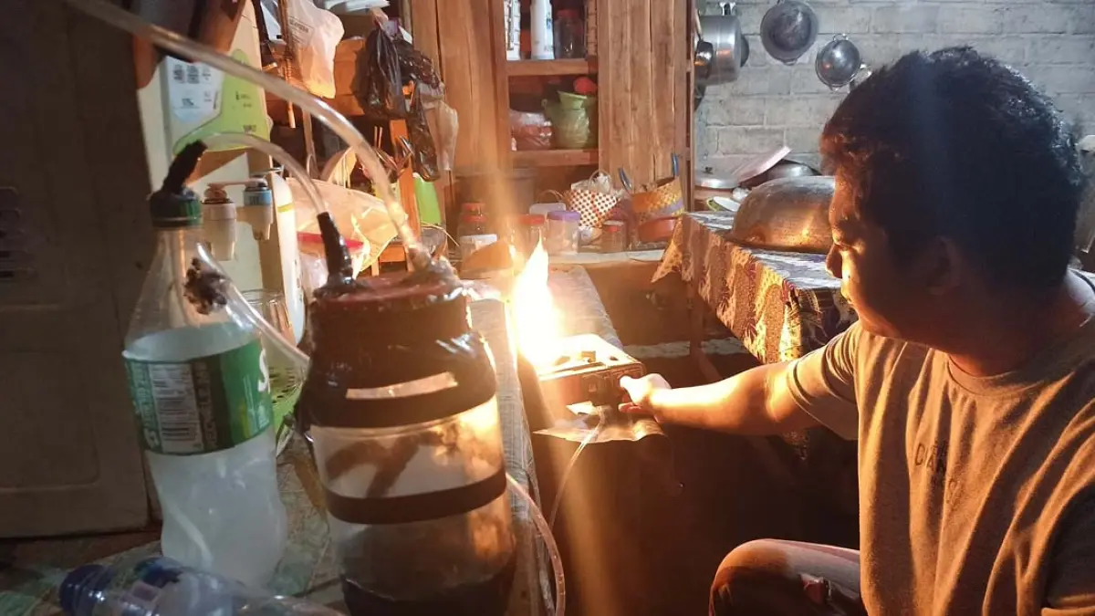 Afton, pemuda asal Desa Sambimulyo, Kecamatan Bangorejo mengubah uap BBM menjadi bahan bakar untuk menyalakan kompor. (Zamrozi Wahyu/Radar Banyuwangi)