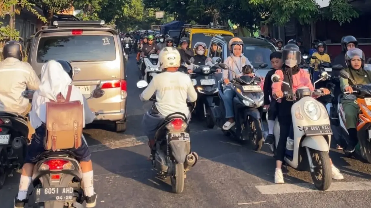 Aktivitas kerja dan sekolah yang kembali berlangsung membuat arus lalu lintas. (Desi untuk Radar Banyuwangi)