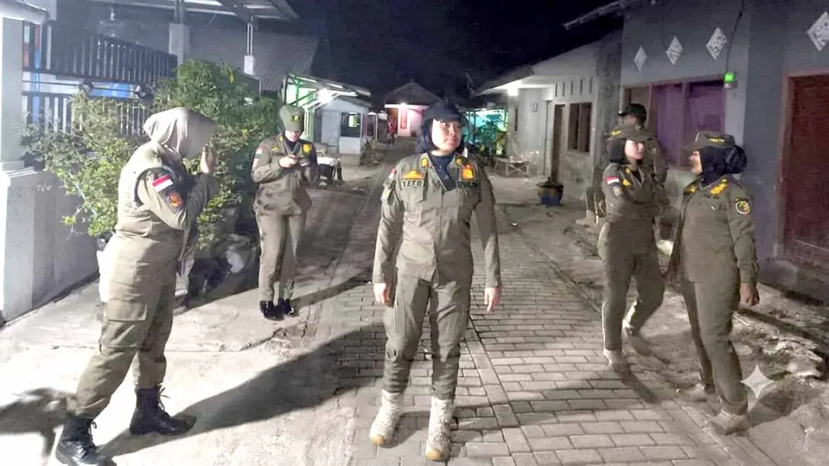 Anggota Satpol PP perempuan melakukan patrol di eks lokalisasi Pakem, Kelurahan Kertosari, Banyuwangi Senin malam (14/7). (Dok. Satpol PP Banyuwangi)