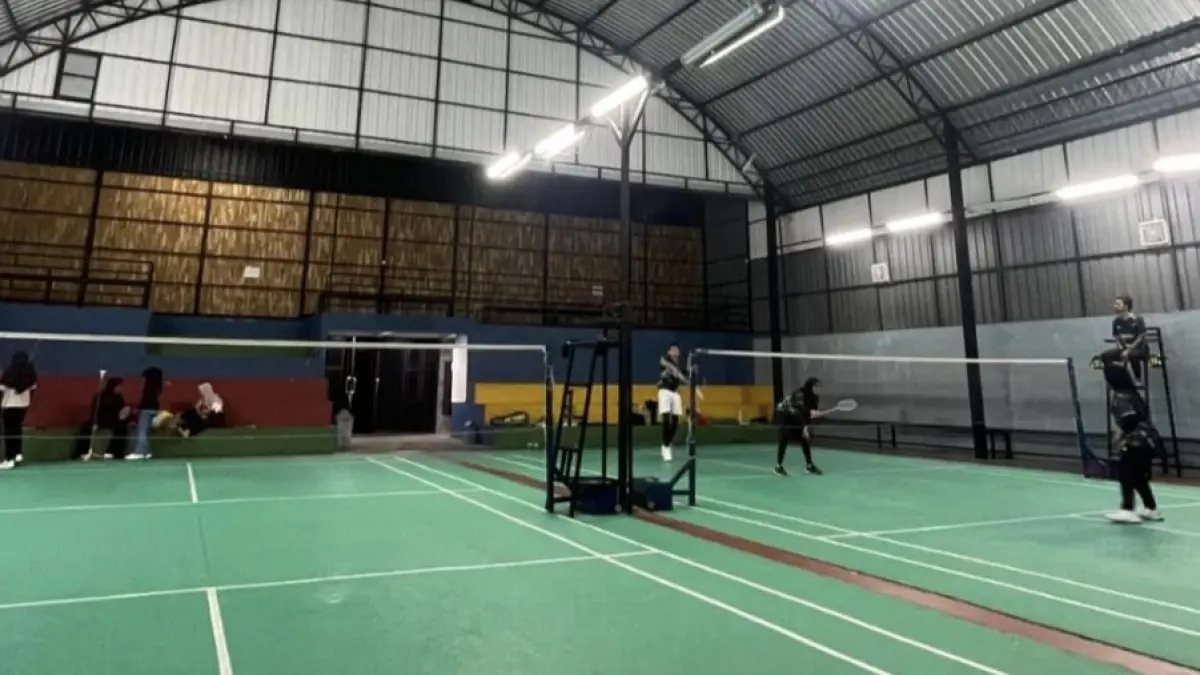 Badminton kini menjadi tren gaya hidup sehat di kalangan Gen Z. (Mayang untuk Radar Banyuwangi)