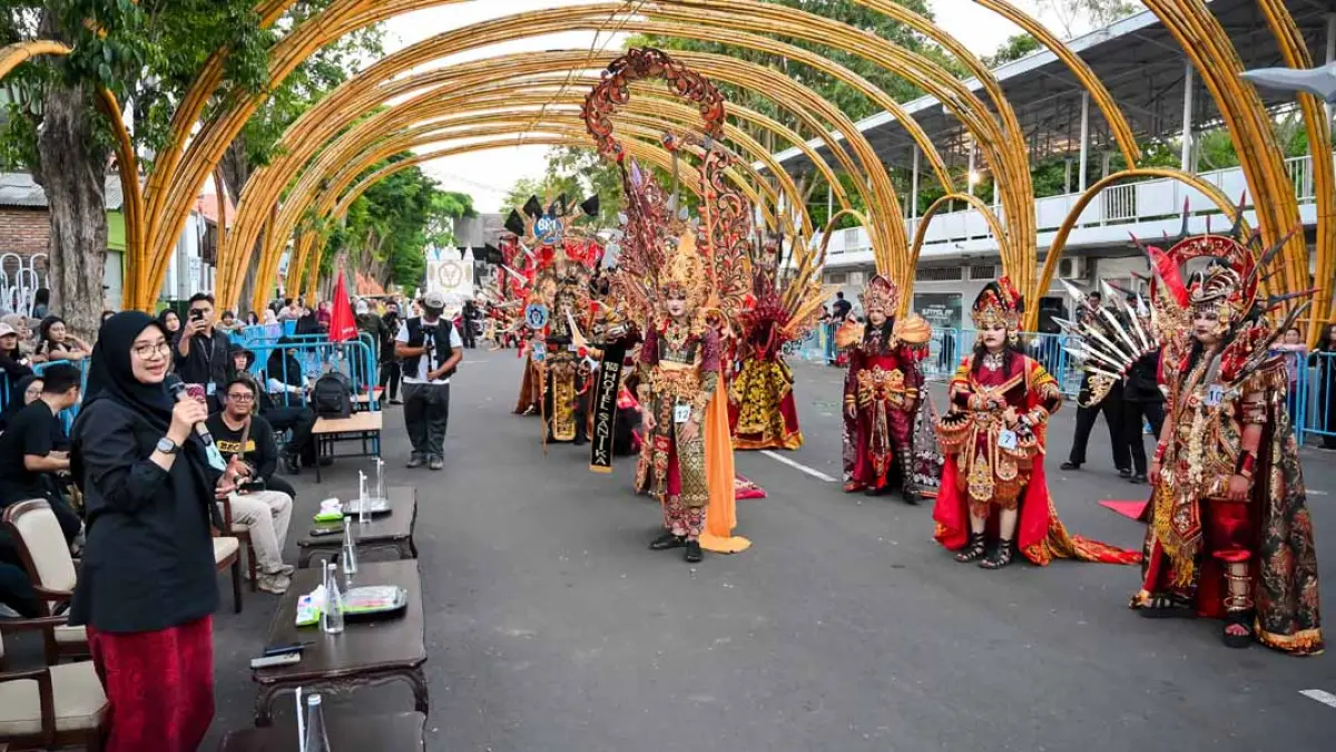 Bupati Ipuk Fiestiandani menyampaikan arahan saat penjurian kostum BEC di depan Gesibu Blambangan pada Selasa lalu (7/7). (Ramada Kusuma/Radar Banyuwangi)
