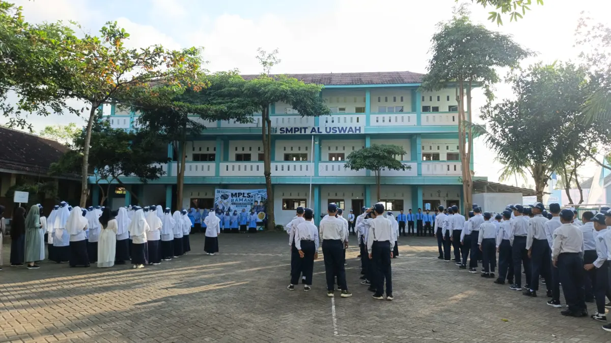 Hari pertama masuk sekolah di SMPIT Al Uswah berlangsung semarak. (Nauval untuk Radar Banyuwangi)