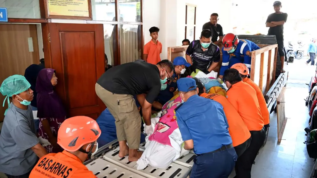 Jenazah ADS dinaikkan kendaraan pikap dari RSUD Blambangan menuju rumah duka di Kelurahan Lateng, Senin (13/7). (Ramada Kusuma/Radar Banyuwangi)