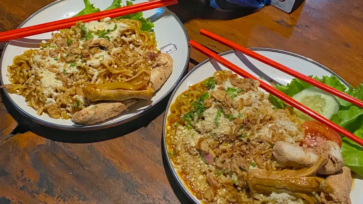 Lima tempat makan mi di Banyuwangi menawarkan beragam pilihan menu. (Utami untuk Radar Banyuwangi)