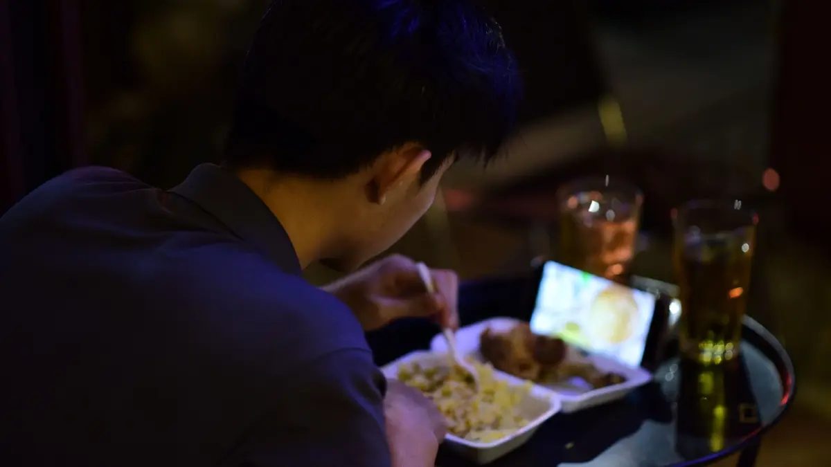 Menonton YouTube saat makan menjadi kebiasaan banyak orang. (Pexels/Sóc Năng Động)