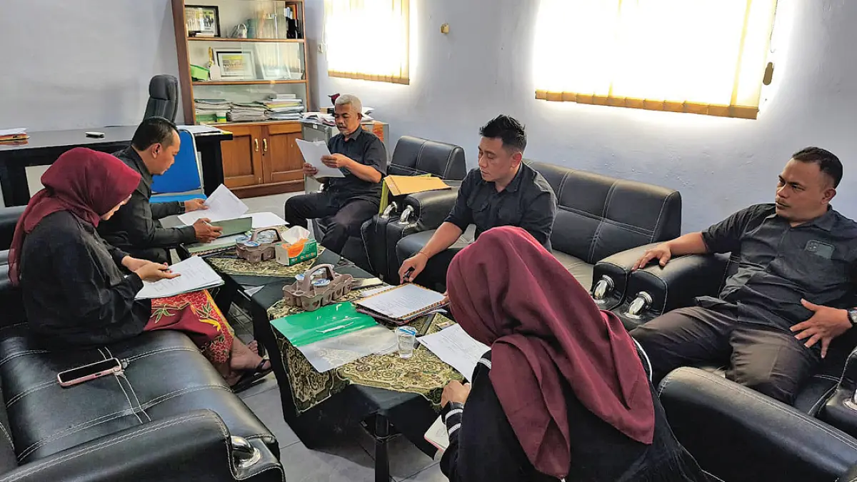 Panitia penjaringan Perangkat Desa Kalibaruwetan, Kecamatan Kalibaru, menggelar rapat internal, Selasa (14/7). (Taufik for Radar Banyuwangi)