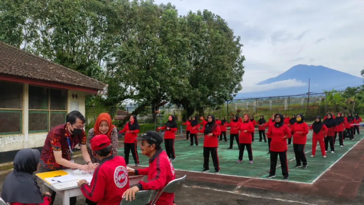 PELAYANAN: Dokter dan perawat RSU Bhakti Husada melakukan pemeriksaan kesehatan pada peserta kegiatan senam Prolanis.(Rustida unruk Raba)