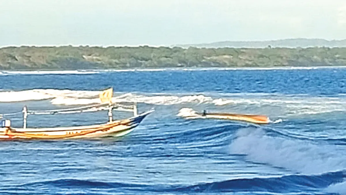 Perahu Nelayan Grajagan terbalik usai dihantam ombak Plawangan pada Kamis (9/7). (Suyono for Radar Banyuwangi)