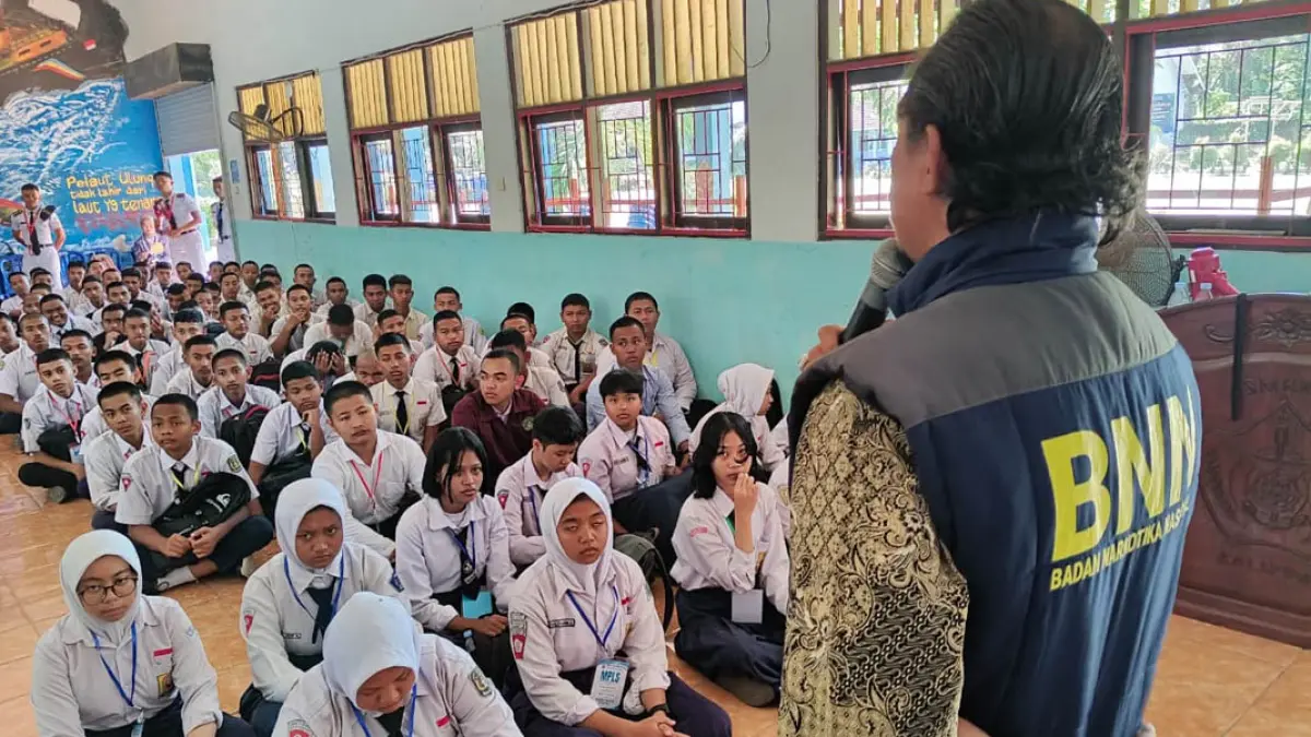 Personel BNNK Banyuwangi Nurkhavid Sekar Cahyono memberi materi bahaya penyalahgunaan narkotika pada siswa dan siswi baru SMKN 1 Wongsorejo, Selasa (14/7). Fredy Rizki/Radar Banyuwangi)
