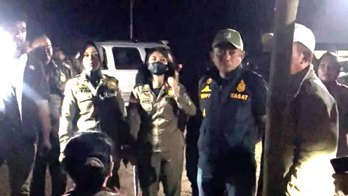 Personel Satpol PP Banyuwangi membakar sebuah gubuk di wilayah Rogojampi yang belakangan kerap dijadikan praktik prostitusi terselubung, Selasa (14/7). (Humas Satpol PP)