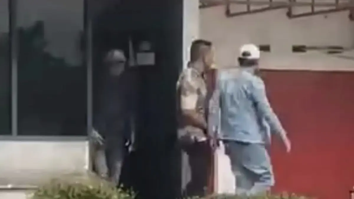Petugas JPL 227 Leuwigoong menjadi korban pengeroyokan setelah menegur pengendara motor yang menerobos palang perlintasan saat KA Serayu akan melintas. (Istimewa)