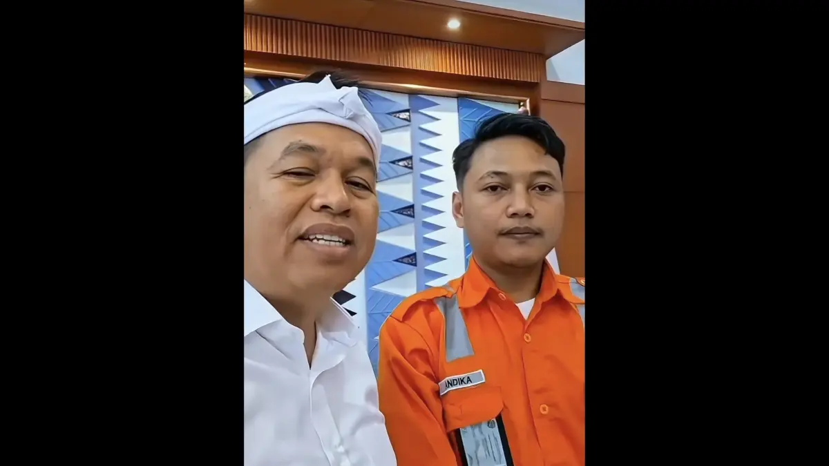 Petugas perlintasan kereta api JPL 227 Leuwigoong, Andika bersama Gubernur Jawa Barat Dedi Mulyadi. (Instagram/dedimulyadi71)