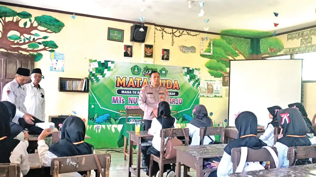 Ps Kanit Binmas Polsek Purwoharjo Aiptu S Sasmito memberikan pembinaan dan penyuluhan pada siswa baru MTs NU 1 Purwoharjo, Selasa (14/7). (Humas Polresta Banyuwangi)