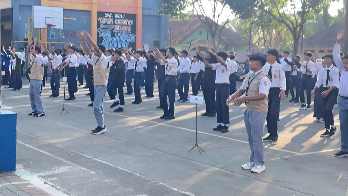 Puluhan siswa baru SMK PGRI 2 Banyuwangi mengikuti senam sehat dalam rangka MPLS. (Balquisse untuk Radar Banyuwangi)