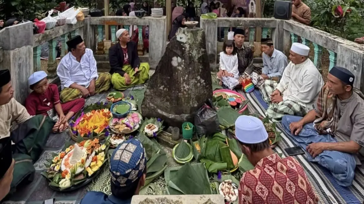Ratusan warga Dusun Watugepeng, Desa Telemung, Kalipuro, Banyuwangi, menggelar kenduri tahunan di situs Watu Gepeng sebagai wujud syukur panen kopi. (Anita untuk Radar Banyuwangi)