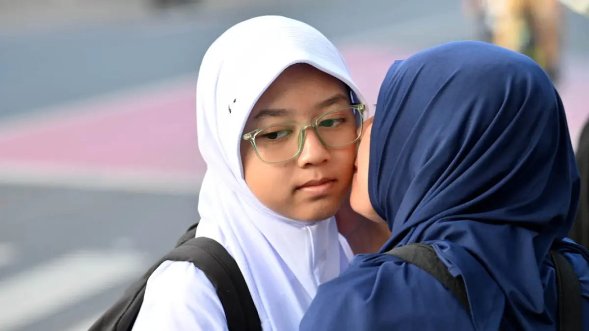 Siswa baru SMPN 1 Banyuwangi diantar orang tua ke sekolah pada hari pertama MPLS pasa Senin (13/7). (Ramada Kusuma/Radar Banyuwangi)