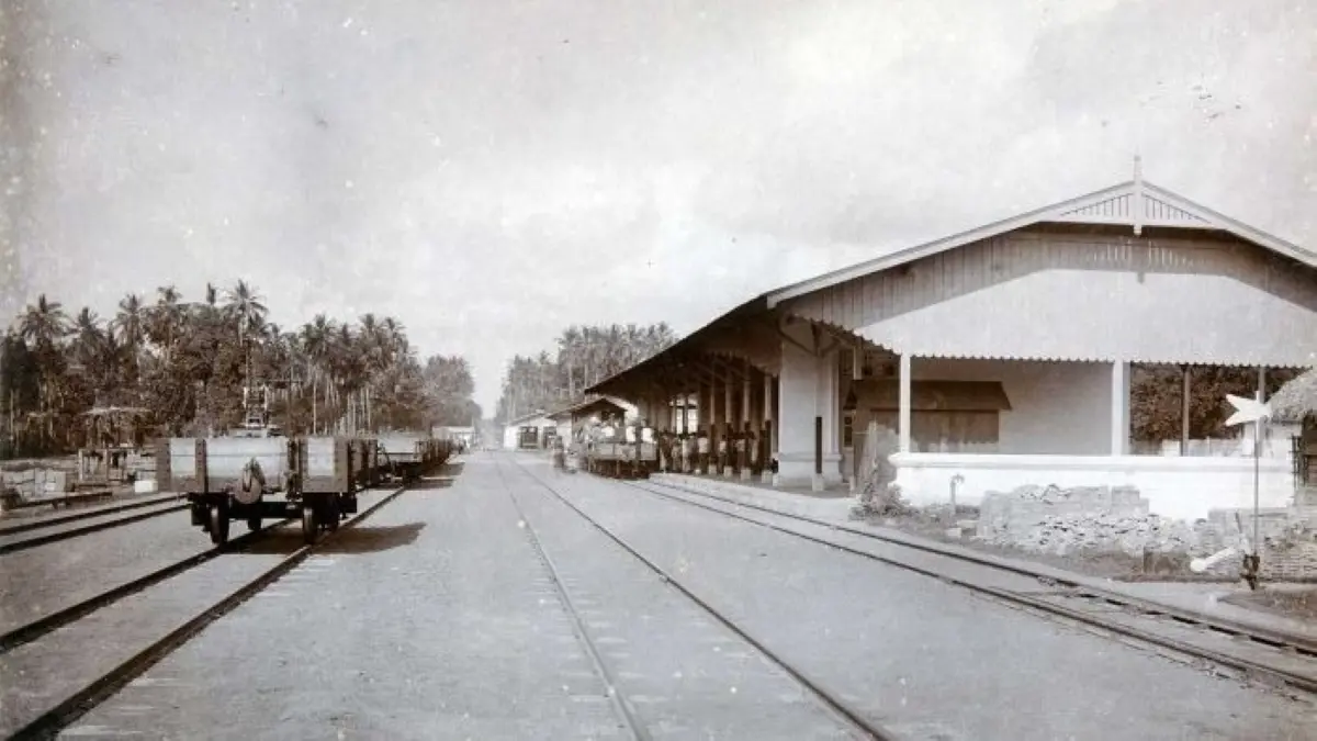 Stasiun Banyuwangi Lama menjadi saksi sejarah perkembangan perkeretaapian di ujung timur Pulau Jawa. (COLLECTIE TROPENMUSEUM)
