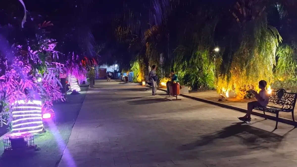 Taman Sayu Wiwit di Banyuwangi menjadi destinasi favorit wisata malam dengan lampu hias yang estetik. (Mayang untuk Radar Banyuwangi)