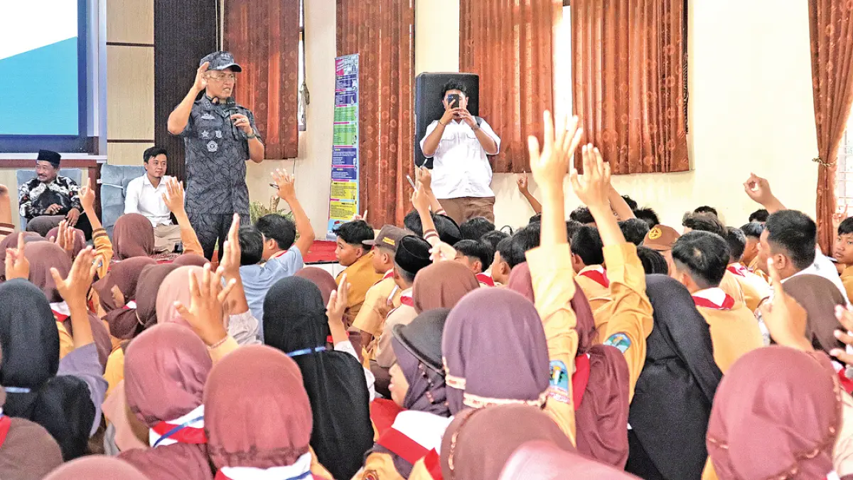 Kepala BNNK Banyuwangi Kombespol Rachmat Kurniawan (depan, dua dari kiri) didampingi oleh Ketua YAN-LPSS Banyuwangi Hakim Said (lima dari kiri) bersama para siswa baru pada kegiatan Matamuda 2026 di MTsN 8 Banyuwangi, Rabu (15/7). (Salis Ali/Radar Banyuwangi)