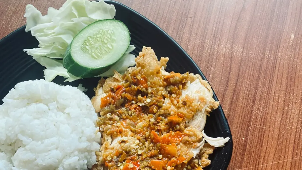 Ayam geprek ternyata berasal dari warung sederhana milik Bu Rum di Sleman, Yogyakarta. (Rizkia untuk Radar Banyuwangi)