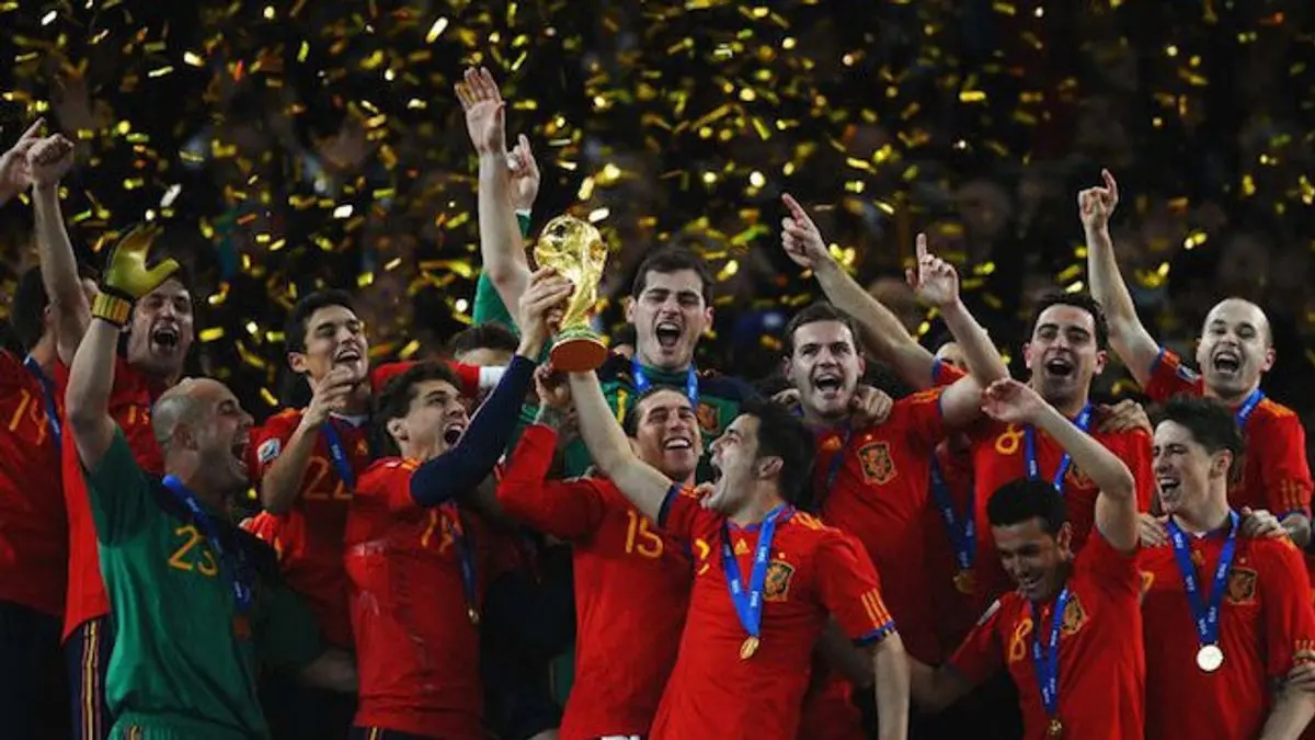 BAKAL TERULANG? Timnas sepak bola Spanyol saat mengangkat trofi Piala Dunia 2010. (FIFA)