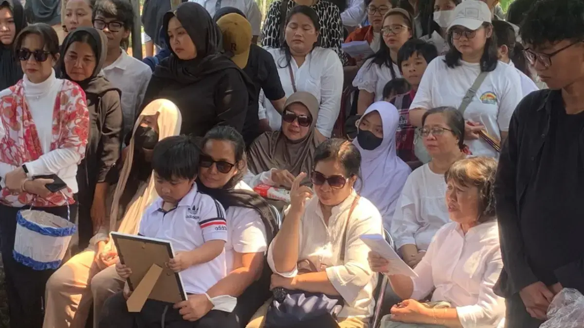 Barisan keluarga di pemakaman komedian Temon di TPU Tanah Kusir Jakarta Selatan. (Abdul Rahman/JawaPos.com)