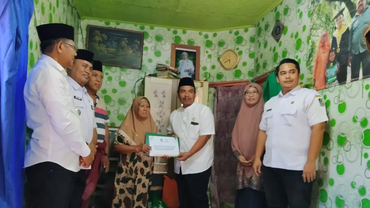 Baznas Banyuwangi melunasi biaya perawatan almarhum Ade Dwi Saputra selama dirawat di RSUD Blambangan melalui Program Banyuwangi Sehat. (Baznas Banyuwangi)
