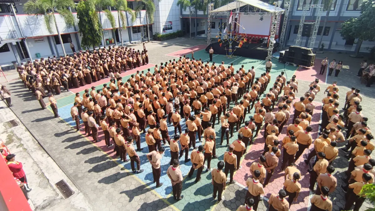 BERBARIS: Peserta MPLS SMK 17 Agustus 1945 Cluring mengikuti kenaikan tingkat kepramukaan dari penggalang ke penegak di halaman sekolah, Rabu (15/7). (Zamrozi Wahyu/Radar Banyuwangi)