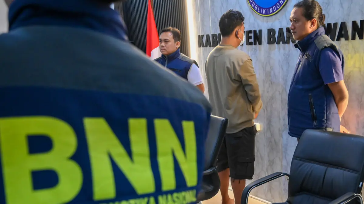 BNNK Banyuwangi merilis pria berinisial CH asal Genteng, yang ditangkap karena hendak mengedarkan 40,01 gram, Rabu (15/7). (Ramada Kusuma/Radar Banyuwangi)