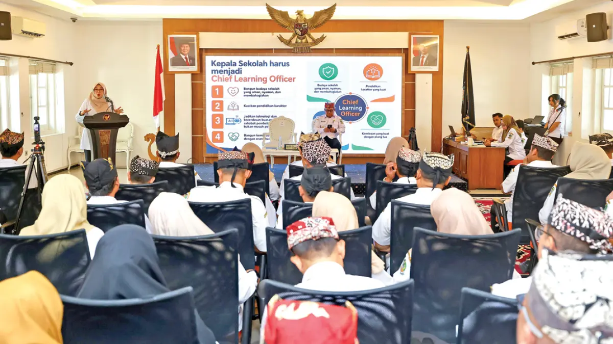 Bupati Ipuk Fiestiandani menginstruksikan para kepala SMP agar berperan aktif dalam penanganan permasalahan pendidikan di Ruang Rempeg Jagapati Kantor Pemkab Banyuwangi pada Rabu (8/7) lalu. (Humas Pemkab Banyuwangi)