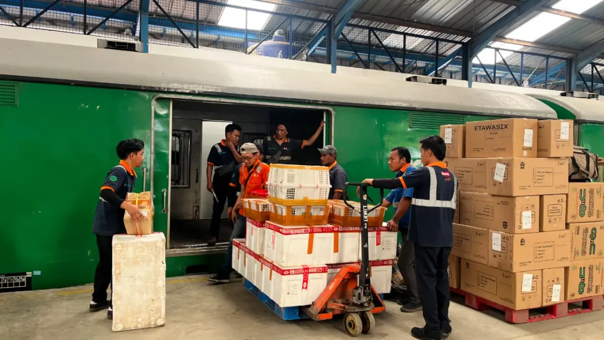 KAI Daop 8 Surabaya mencatat kenaikan angkutan barang 8,42 persen pada Semester I 2026 menjadi 1,48 juta ton. (KAI)