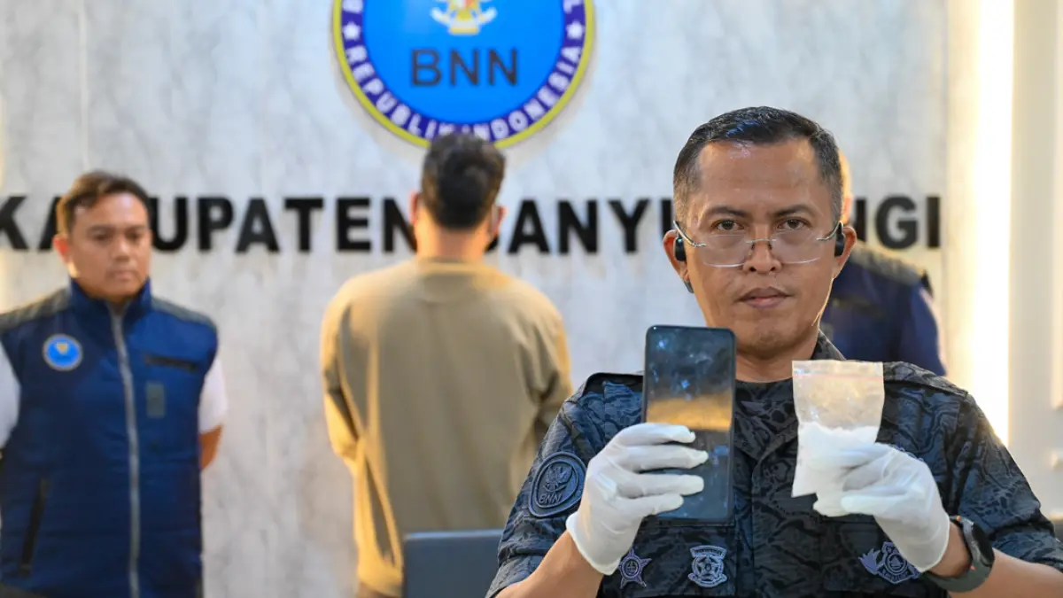 Kepala BNNK Kombespol Rachmat Kurniawan menunjukkan barang bukti 40,01 gram sabu yang disita dari tangan pria berinisial CH asal Genteng, Rabu (15/7). (Ramada Kusuma/Radar Banyuwangi)