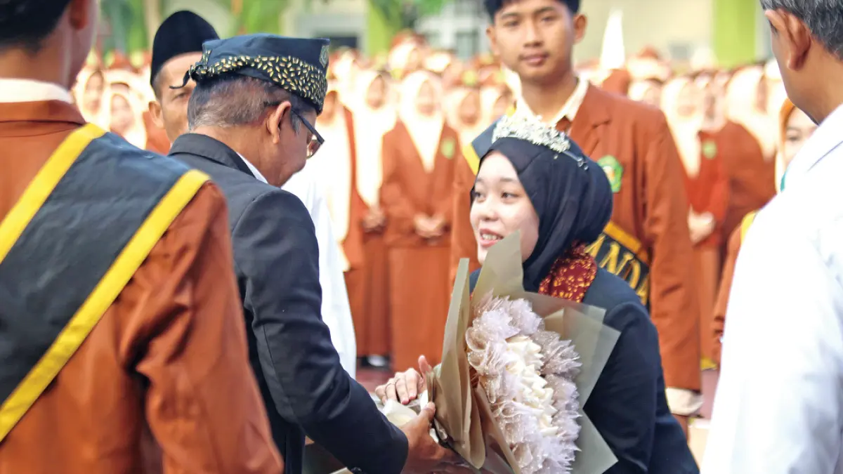 Kepala Kemenag Banyuwangi Chaironi Hidayat menyambut Tiensy Odelia Firdaus, siswa yang baru saja mengikuti ajang bergengsi Asia Youth International Model United Nation (AYIMUN) ke-21 di Bangkok, Thailand. (Hariyono for Radar Banyuwangi)